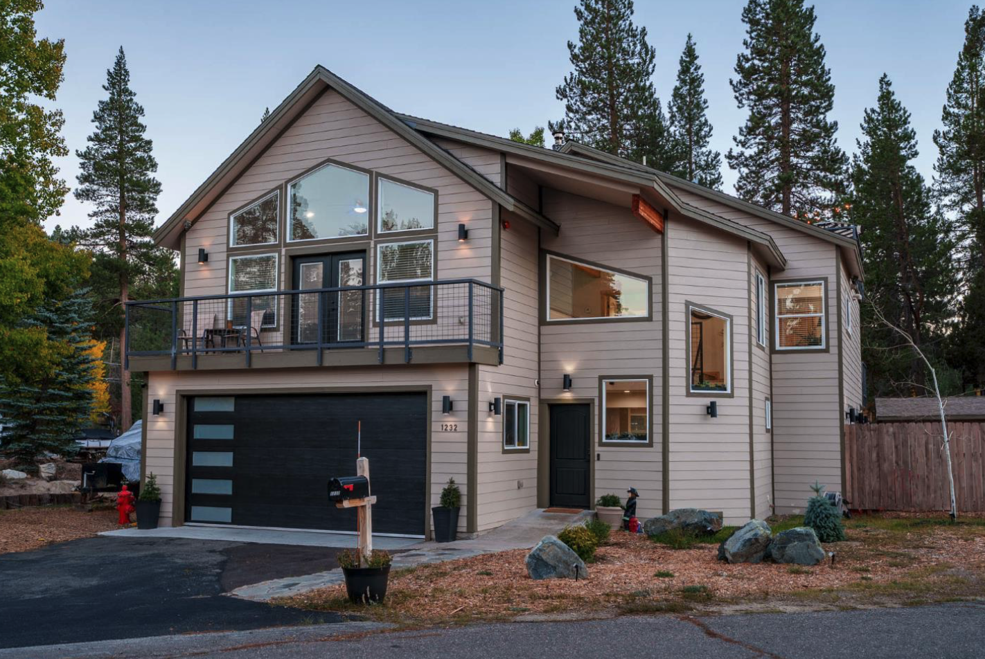 Luxury mountain home with hot tub deck and Sierra Nevada mountain views